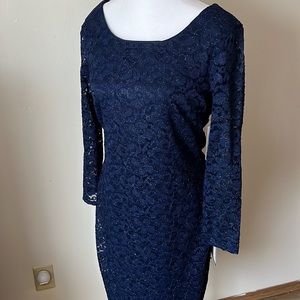 Cocktail dress in a navy blue shimmer lace.